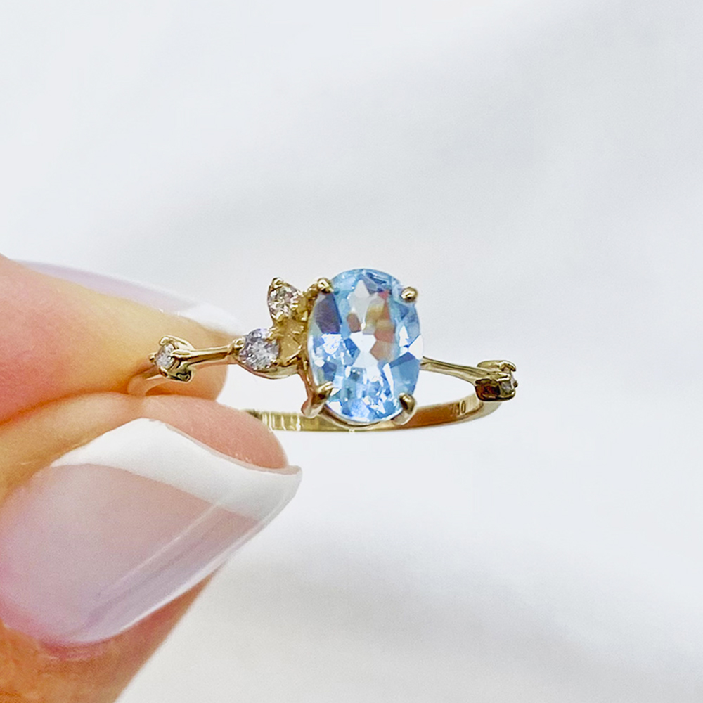 Anel Bella Ouro Amarelo 18k, Topázio Sky e Diamantes