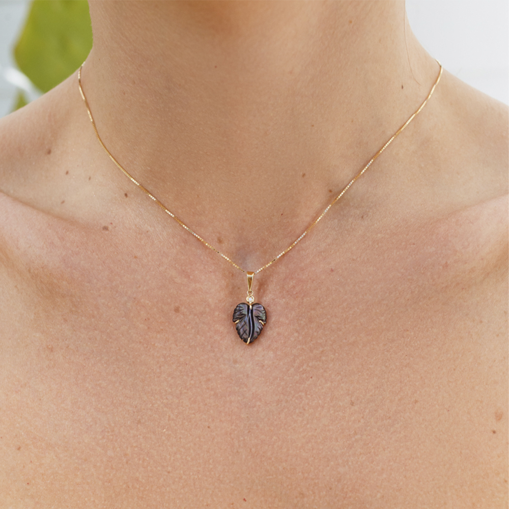 Pingente Chaya em Ouro Amarelo 18k com Madrepérola Negra e Diamante