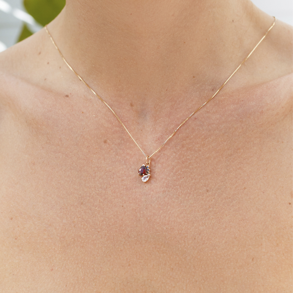 Pingente Vênus em Ouro Amarelo 18k com Granada, Topázio Branco e Diamantes Negros