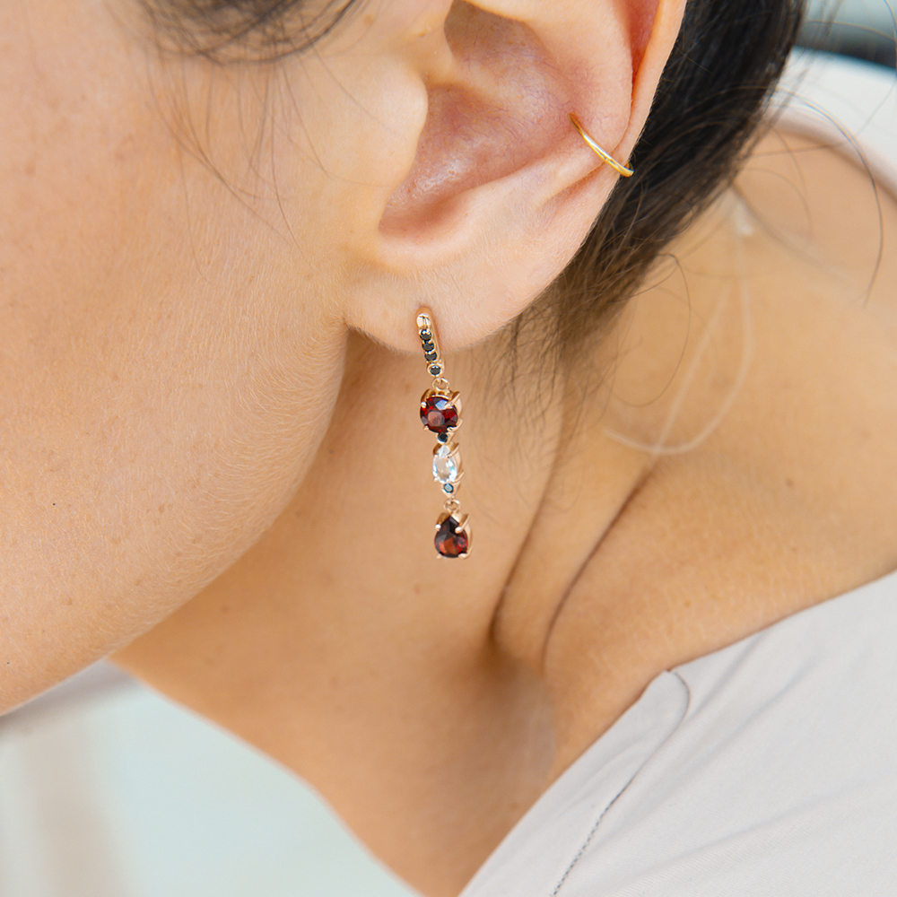 Brinco Glam em Ouro Amarelo 18k com Granada, Topázio Branco e Diamantes Negros