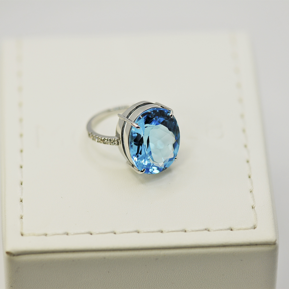 Anel Vie Bleue em Ouro Branco 18k com Topázio Swiss e Diamantes