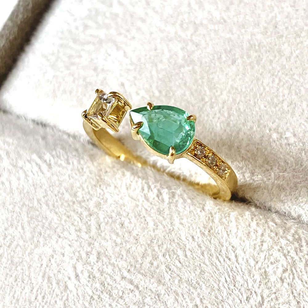 Anel Infinity em Ouro Amarelo 18k com Esmeraldas e Diamantes