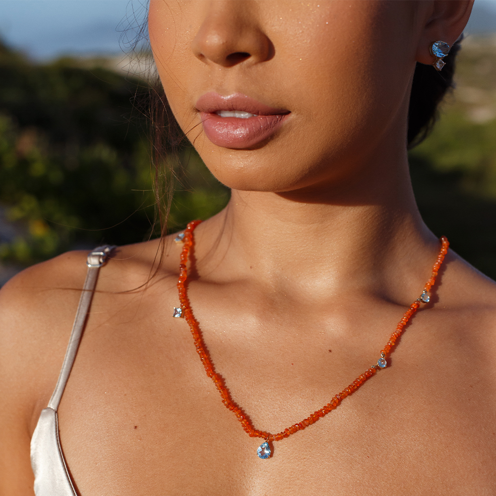 Escapulário Coralina em Ouro Amarelo 18k com Coralinas Facetadas e Topázio Sky