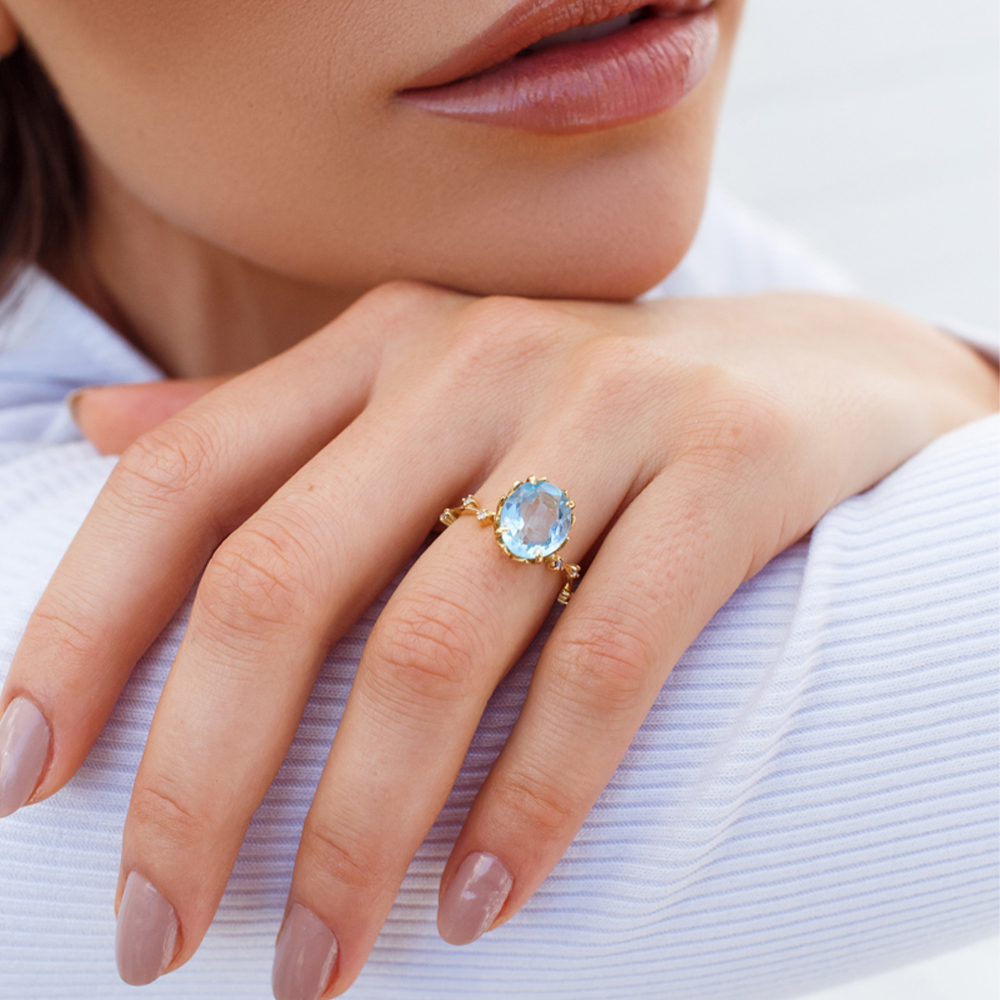 Anel Sky em Ouro Amarelo 18k com Topázio Sky e Diamantes