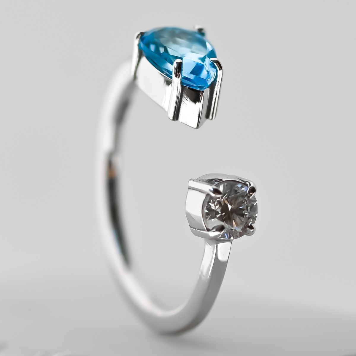 Anel Infinity em Ouro Branco 18k com Diamante e Topázio Swiss
